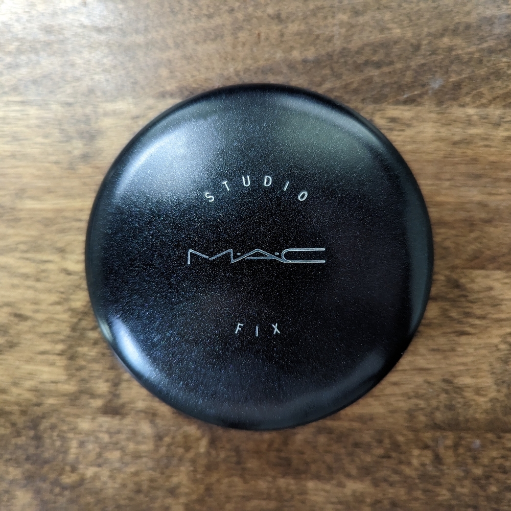 MAC Studio Fix Powder Plus Foundation in NW20
